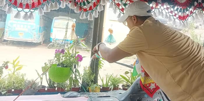 সরকারি বাসে সবুজের আবাহন, গাঁটের টাকায় সবুজায়নের বার্তা দিচ্ছেন ইন্তিয়াজ