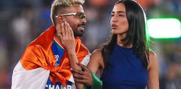 জাতীয় পতাকার অবমাননা, হার্দিকের বিরুদ্ধে থানায় অভিযোগ