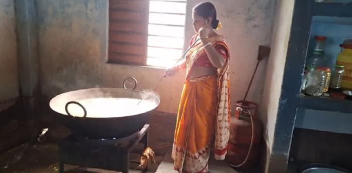 বাড়ি থেকে সিলিন্ডার এনে মিড ডে মিল রান্না