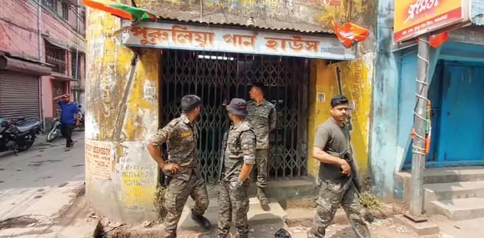 সিল করে দেওয়া দোকান থেকে ৮৭টি বন্দুক উদ্ধার পুরুলিয়ায়