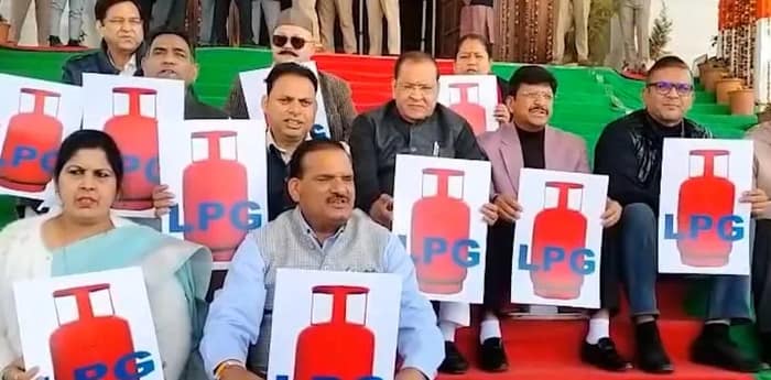 এলপিজি সমস্যার প্রতিবাদে উত্তরাখণ্ড বিধানসভা প্রাঙ্গণে বিক্ষোভ দেখালেন কংগ্রেস বিধায়করা
