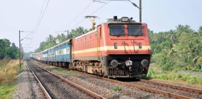 স্টেশন মাস্টারের বদলে লাইন ক্লিয়ারেন্সের সিগনাল দিচ্ছেন অন্যরা, কড়া হচ্ছে রেল