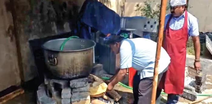 গ্যাসের আকাল, কাঠের উনুনে রান্না খড়্গপুর আইআইটিতে