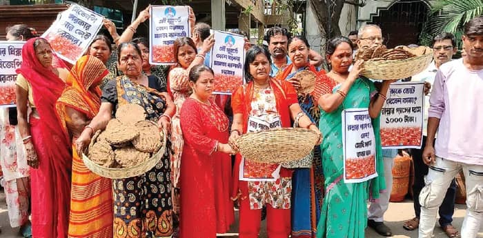 বুকিংয়ের ২২ দিন পরও মেলেনি গ্যাস, ঘুঁটে নিয়ে প্রতিবাদে তৃণমূল
