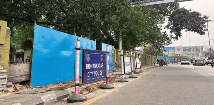 মেট্রোর কাজের জন্য বিমানবন্দরের এআই গেট দিয়ে বিকল্প পথ, পাঁচিল ভেঙে প্রস্তুতি শুরু