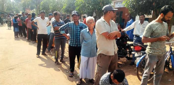 ঝাড়গ্রামে টোকেন দিয়ে গ্যাস সরবরাহ, উদ্বেগে ভোর থেকে লাইনে গ্রাহকরা