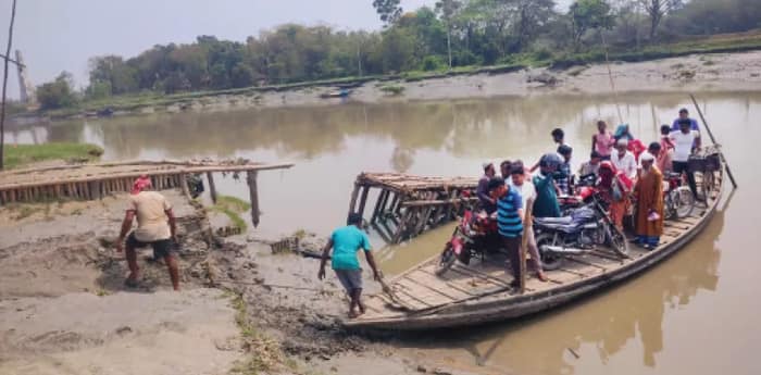 কাদা মেখে পুঁড়ো খেয়াঘাটে পারাপার, অসন্তুষ্ট স্থানীয়রা