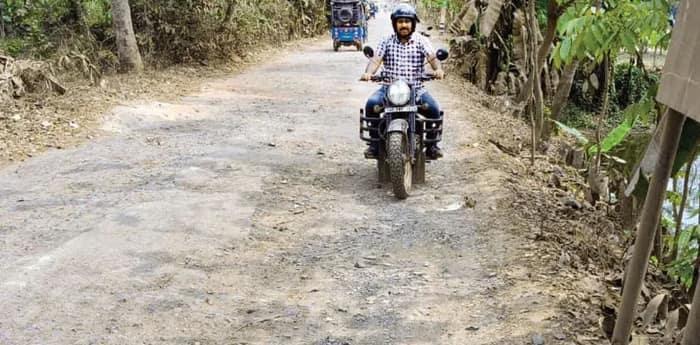 রায়দিঘি ব্রিজ থেকে খেয়াঘাট পর্যন্ত  বেহাল রাস্তা, দুর্ঘটনার প্রবল আশঙ্কা