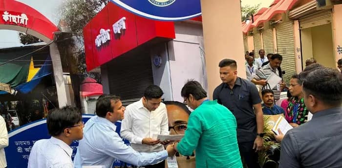 বাখড়াহাটে পুড়ে যাওয়া ৭০টি দোকান নতুন ভাবে নির্মাণ, প্রাপকদের হাতে  চাবি  তুলে দিলেন  অভিষেক বন্দ্যোপাধ্যায়।