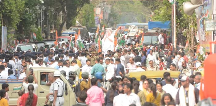গ্যাস সিলিন্ডারের মূল্য বৃদ্ধির প্রতিবাদে তৃণমূল কংগ্রেসের মহামিছিল, কলেজ স্ট্রিট দিয়ে বন্ধ যান চলাচল