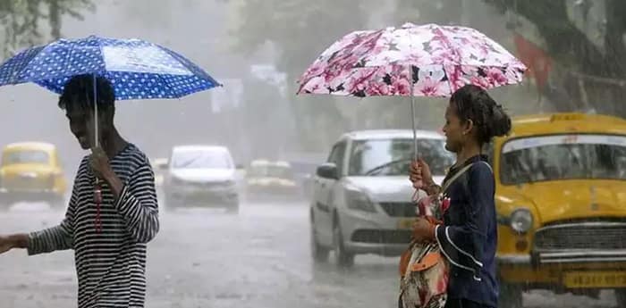 ঝড়বৃষ্টিতে সাময়িক স্বস্তি, সতর্কবার্তা জারি আজও