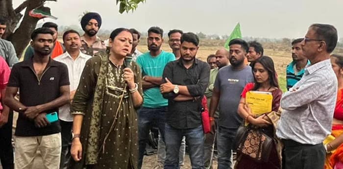 আমাদের নাম বাদ পড়ল কেন? জনসংযোগে বেরিয়ে প্রশ্নের মুখে অগ্নিমিত্রা