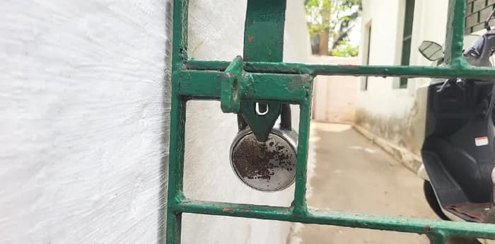 ভোট ঘোষণার পরও মেদিনীপুরে বিজেপির জেলা কার্যালয়ে তালা! দুই ‘দাদা’র দ্বন্দ্বে ক্ষুব্ধ পদ্ম কর্মীরা