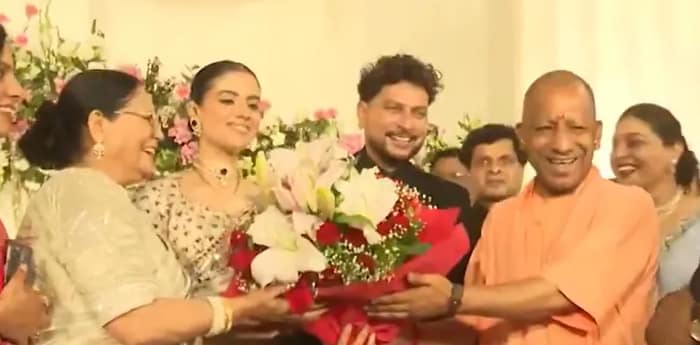 ভারতীয় ক্রিকেটার কুলদীপ যাদবের বিয়ের অনুষ্ঠানে যোগদান দিলেন উত্তরপ্রদেশের মুখ্যমন্ত্রী যোগী আদিত্যনাথ