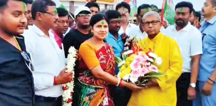 মিষ্টি আর সবুজ আবির দিয়ে বরণ করা হল মানস ভুঁইয়াকে, এবার লড়াই দীর্ঘদিনের ছায়াসঙ্গীর বিরুদ্ধেই