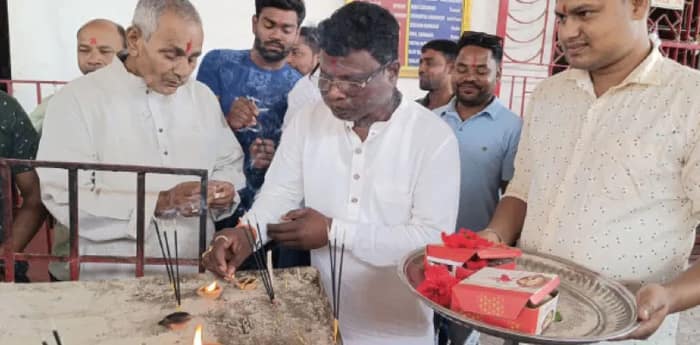 বোল্লাকালীকে পুজো দিয়ে প্রচারে তপনের বিজেপি প্রার্থী বুধরাই টুডু