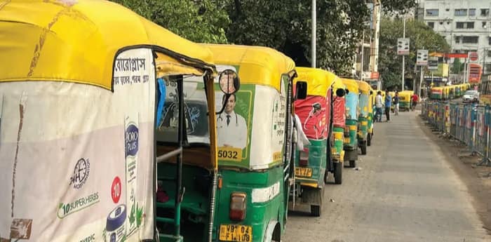 ‘বহিরাগত’ অটোকে জ্বালানি কেন? প্রশ্ন স্থানীয় চালকদের, বিপর্যস্ত হাওড়া, ২০ রুটে অটোর সংখ্যা কমে অর্ধেক