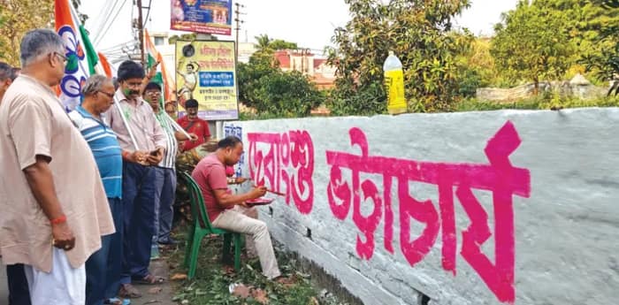 দেওয়াল লিখনে জোর তৃণমূলের, প্রচারে বিরোধীরাও