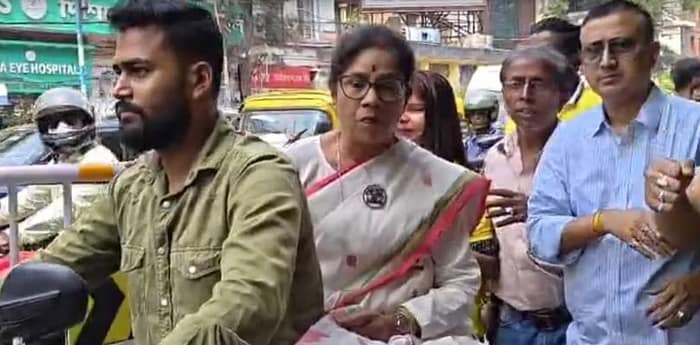 বাইকে চড়ে ভোট প্রচারে শ্যামপুকুর বিধানসভার তৃণমূল প্রার্থী শশী পাঁজা