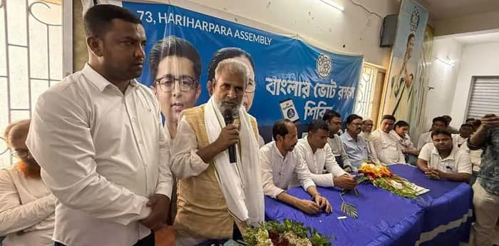 হরিহরপাড়ার তৃণমূলের বর্ষীয়ান বিধায়ক নিয়ামত শেখ প্রার্থী হওয়ার পর দলীয় সংগঠনের সঙ্গে বৈঠক সেরে বুধবার থেকে প্রচার শুরু করলেন