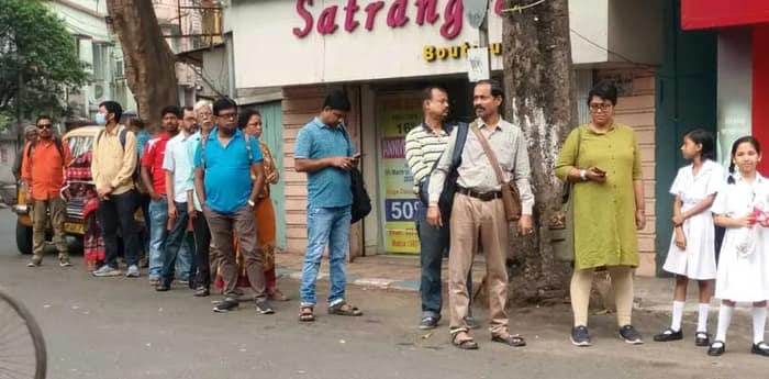 বিজয়গড়ে অটোর লাইনে যাত্রীদের ভিড়, বাড়ছে দুর্ভোগ
