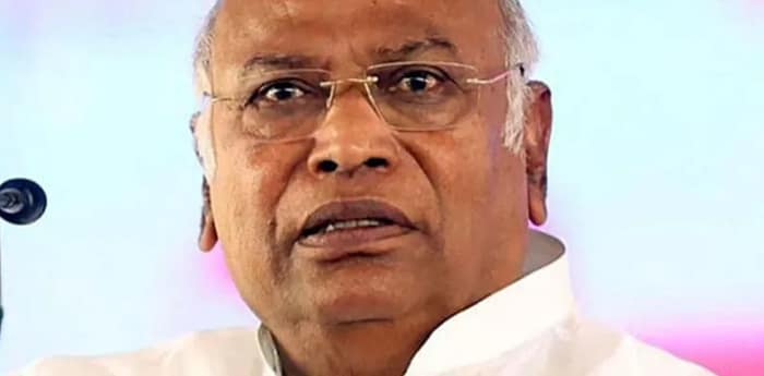 ‘মোদি সন্ত্রাসবাদী’ মন্তব্যের জের, খাড়্গেকে নোটিস পাঠাল কমিশন