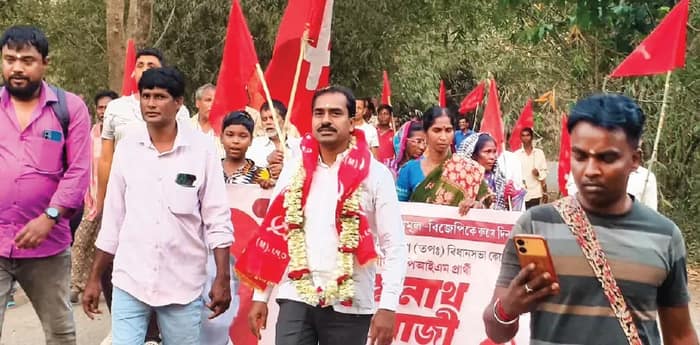 ‘লালদুর্গ’ দামোদর পাড়ের ৪ বিধানসভা কেন্দ্রে ঘরে ফেরার স্রোত, চাটাই বৈঠকে রক্তক্ষরণ রোধ বামেদের, চিন্তায় ‘রাম’