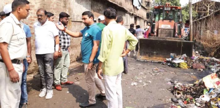 জঞ্জাল সমস্যা সমাধানের আশ্বাস তৃণমূল প্রার্থীর, বালিতে রাস্তাঘাট ডাস্টবিনে পরিণত, বাম প্রার্থীর তোপ