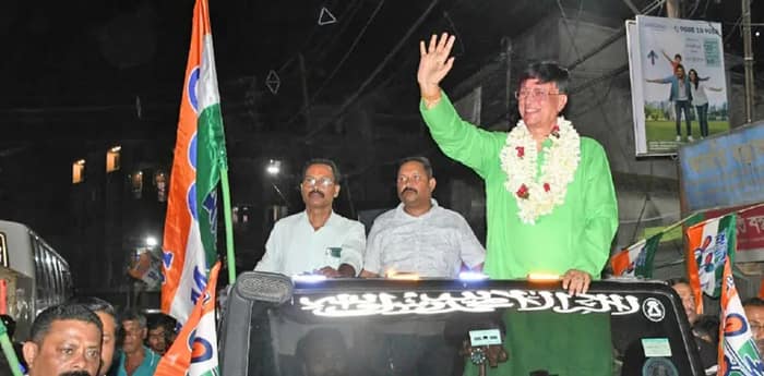 প্রচারের শুরুতেই পঞ্চবার্ষিকী পরিকল্পনার বার্তা বেহালার দুই তৃণমূল কংগ্রেস প্রার্থীর
