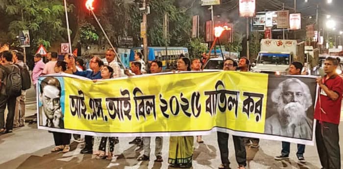 মশাল হাতে রাজপথে অধ্যাপক ও কর্মীরা
