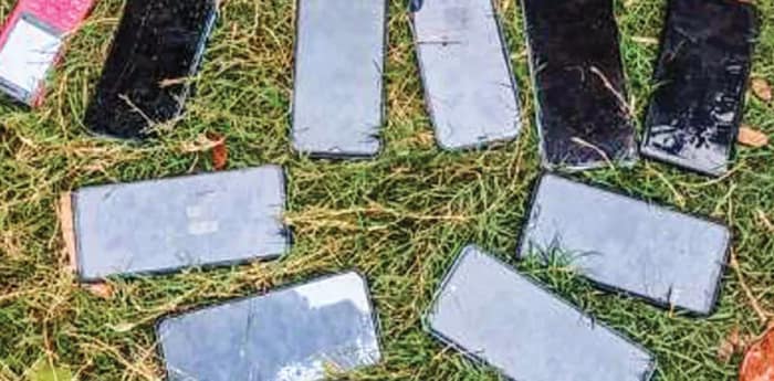গোবরডাঙায় মাঠ থেকে উদ্ধার প্লাস্টিকে মোড়া ১৮টি মোবাইল