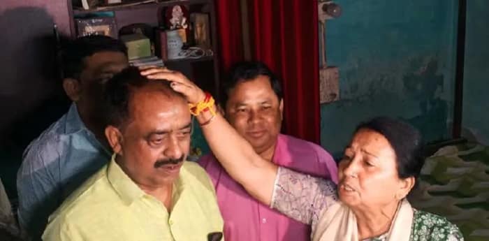 ‘মা’কে প্রণাম করে প্রচারে রঞ্জন এবার লড়াই অনেক সহজ, বলছেন শিখা