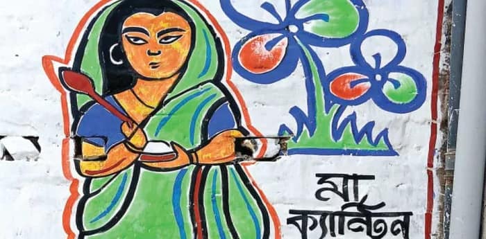 ভোট-যুদ্ধে কাটোয়ায় কার্টুন ছড়ায় গ্যাসের দাম থেকে লক্ষ্মীর ভাণ্ডার