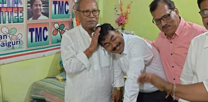 ময়নাগুড়ির তৃণমূলের প্রাক্তন বিধায়ক অনন্ত দেব অধিকারীর পায়ে হাত দিয়ে আশীর্বাদ নিলেন তৃণমূল প্রার্থী রামমোহন রায়।