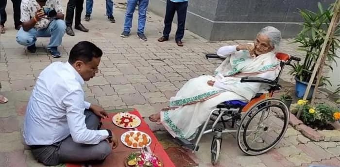 ভোট ময়দানে নামার আগে মাতৃআরাধনা তৃণমূল প্রার্থীর