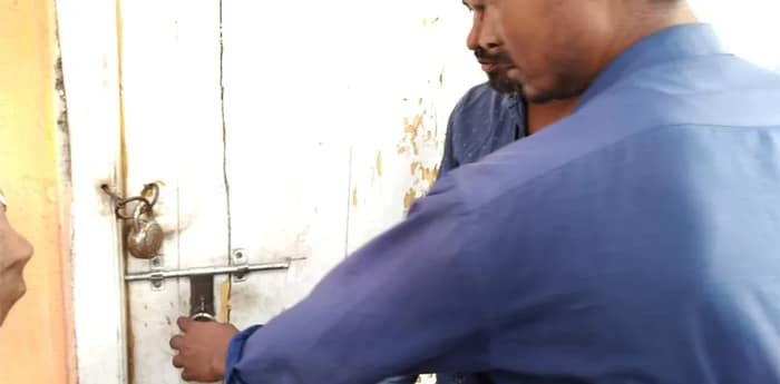 জলপাইগুড়ি বিজেপির জেলা সভাপতি শ্যামল রায়কে ময়নাগুড়ির কার্যালয়ে আটকে তালা বন্ধ করে দিল বিজেপি কর্মী সমর্থকেরা