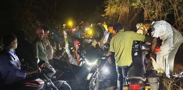 ঝড়-বৃষ্টিতে গাছ ভেঙে অবরুদ্ধ নানুর–কীর্ণাহার সড়ক