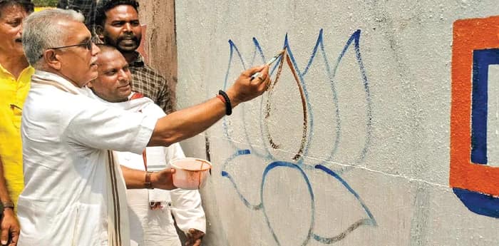 খড়্গপুরে রেলের পাঁচিল ভাঙল বিজেপি, বিদায়ী এডিআরএমকে নিশানা দিলীপের! নাটক বলছে তৃণমূল