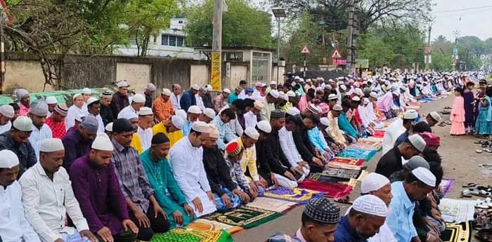 ঈদ উপলক্ষ্যে মুর্শিদাবাদের ভরতপুরের কান্দি সালার রাজ্য সড়কের উপরেই  চলছে নামাজ
