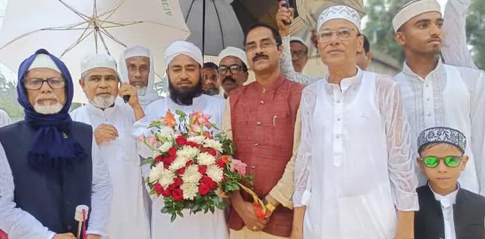 মহিষাদলের আটকিনায় ভোটপ্রচারে বেরিয়ে ইদের শুভেচ্ছা জানালেন তৃণমূল প্রার্থী তিলক চক্রবর্তী