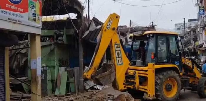 সাতসকালে হুড়মুড়িয়ে ভেঙে পড়ল পুরসভার বাজারের ছাদ, মৃত্যু নৈশ প্রহরীর, জখম আরও এক