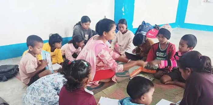 ময়নাগুড়িতে চা বাগানের শিশুদের বিনামূল্যে অক্ষর চেনাচ্ছেন দিদিমণিরা