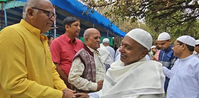 ইদের দিনে ভুবনডাঙ্গা ইদগাহে শুভেচ্ছা বিনিময় করতে হাজির বোলপুরের তৃণমূলের প্রার্থী চন্দ্রনাথ সিনহা