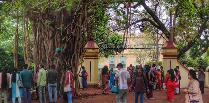 ইদের ছুটিতে বৃষ্টির আবহাওয়ায় শান্তিনিকেতনে পর্যটকদের ভিড়