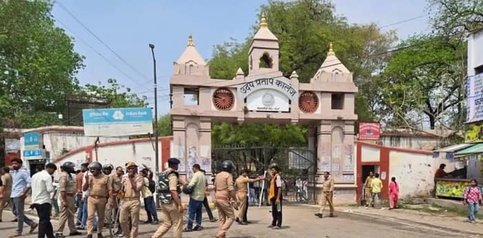ক্যাম্পাসে গুলি করে ছাত্র,  উত্তপ্ত বারাণসীর কলেজ, পড়ুয়াদের তাণ্ডবে আহত তিন শিক্ষক