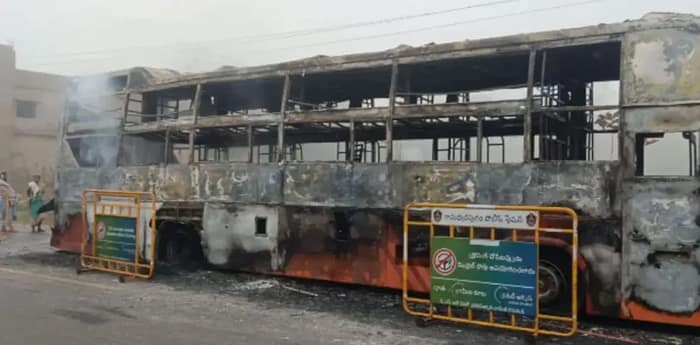 টায়ার ফেটে বাসে আগুন অল্পের জন্য রক্ষা ৩৭ যাত্রীর