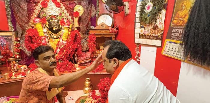 ঈশ্বরের শরণাপন্ন প্রার্থীরা ধর্মীয় অনুষ্ঠানে জনসংযোগ