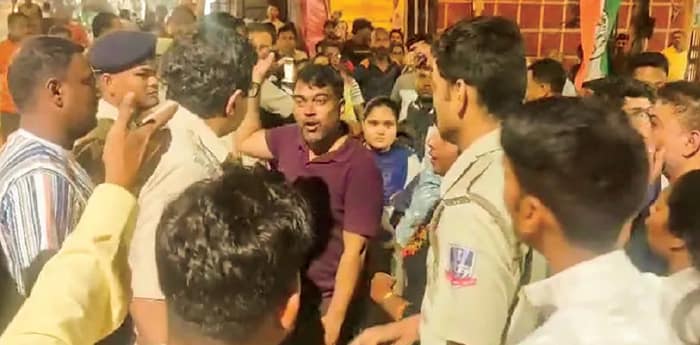 বরানগরে তৃণমূল-বিজেপির স্লোগানযুদ্ধ, উত্তেজনা