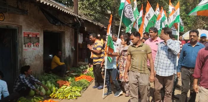 রবিবার সকালে ঝাড়গ্রাম বিধানসভার তৃণমূল প্রার্থী মঙ্গল সরেন শহরের সবজি বাজারে প্রচার চালাচ্ছেন
