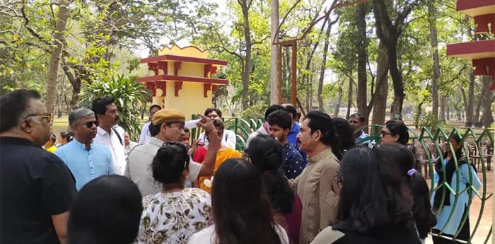 শান্তিনিকেতনে বিশ্বভারতীর হেরিটেজ ওয়াকে বিশৃঙ্খলা, পর্যটকদের হেনস্থার অভিযোগ